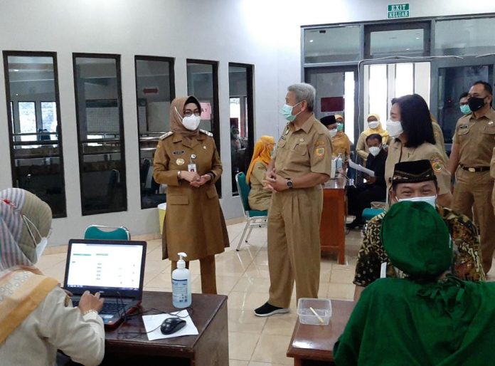 01-bupati pantau vaksinasi1