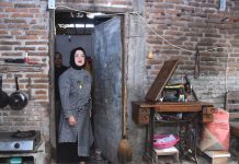 “Blusukan” ke Kampung-kampung, Bupati Serahkan Bantuan Rehab RTLH di 3 Kecamatan Bersama Baznas