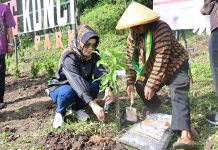 Bupati Tanam Pohon untuk Reboisasi di Kawasan Gunung Kunci Kartasura