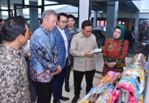 Bupati Dampingi Mendag Lepas Ekspor Perdana Produk Biskuit PT Konimex ke Jepang