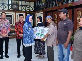 Bupati Serahkan Bantuan Baznas Senilai Rp298,7 Juta untuk 131 Penerima