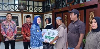 Bupati Serahkan Bantuan Baznas Senilai Rp298,7 Juta untuk 131 Penerima