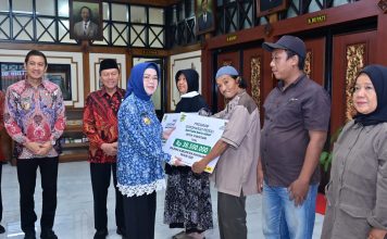 Bupati Serahkan Bantuan Baznas Senilai Rp298,7 Juta untuk 131 Penerima