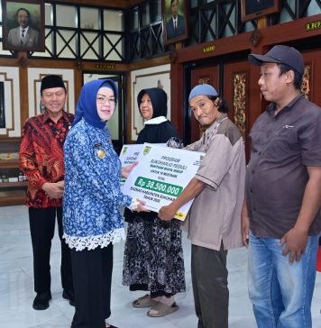 Bupati Serahkan Bantuan Baznas Senilai Rp298,7 Juta untuk 131 Penerima