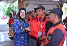 Jelang Lebaran, Bupati Bagikan 3.250 Paket Sembako untuk Warga Kurang Mampu
