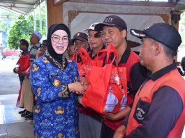 Jelang Lebaran, Bupati Bagikan 3.250 Paket Sembako untuk Warga Kurang Mampu
