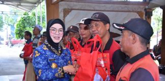 Jelang Lebaran, Bupati Bagikan 3.250 Paket Sembako untuk Warga Kurang Mampu