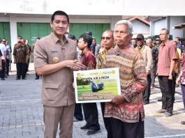 Pemkab Sukoharjo Salurkan Bantuan Pompa Air Rp2,1 Miliar untuk 92 Kelompok Tani